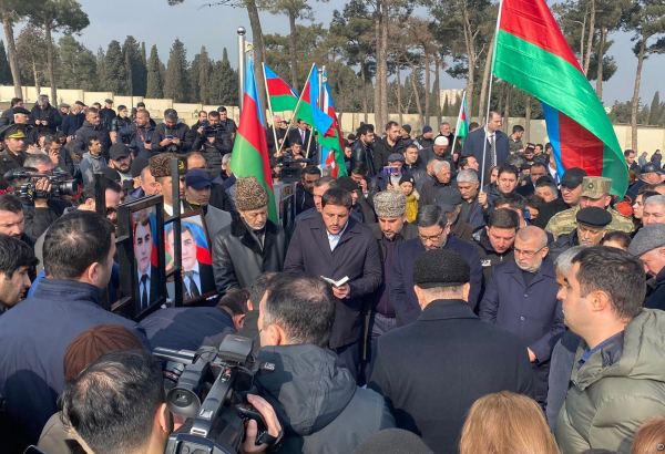 На похоронах Орхана Аскерова массовое скопление людей, пришедших попрощаться с шехидом (ФОТО/ВИДЕО)