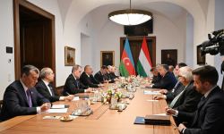 President Ilham Aliyev holds expanded meeting with Hungarian PM (PHOTO/VIDEO)