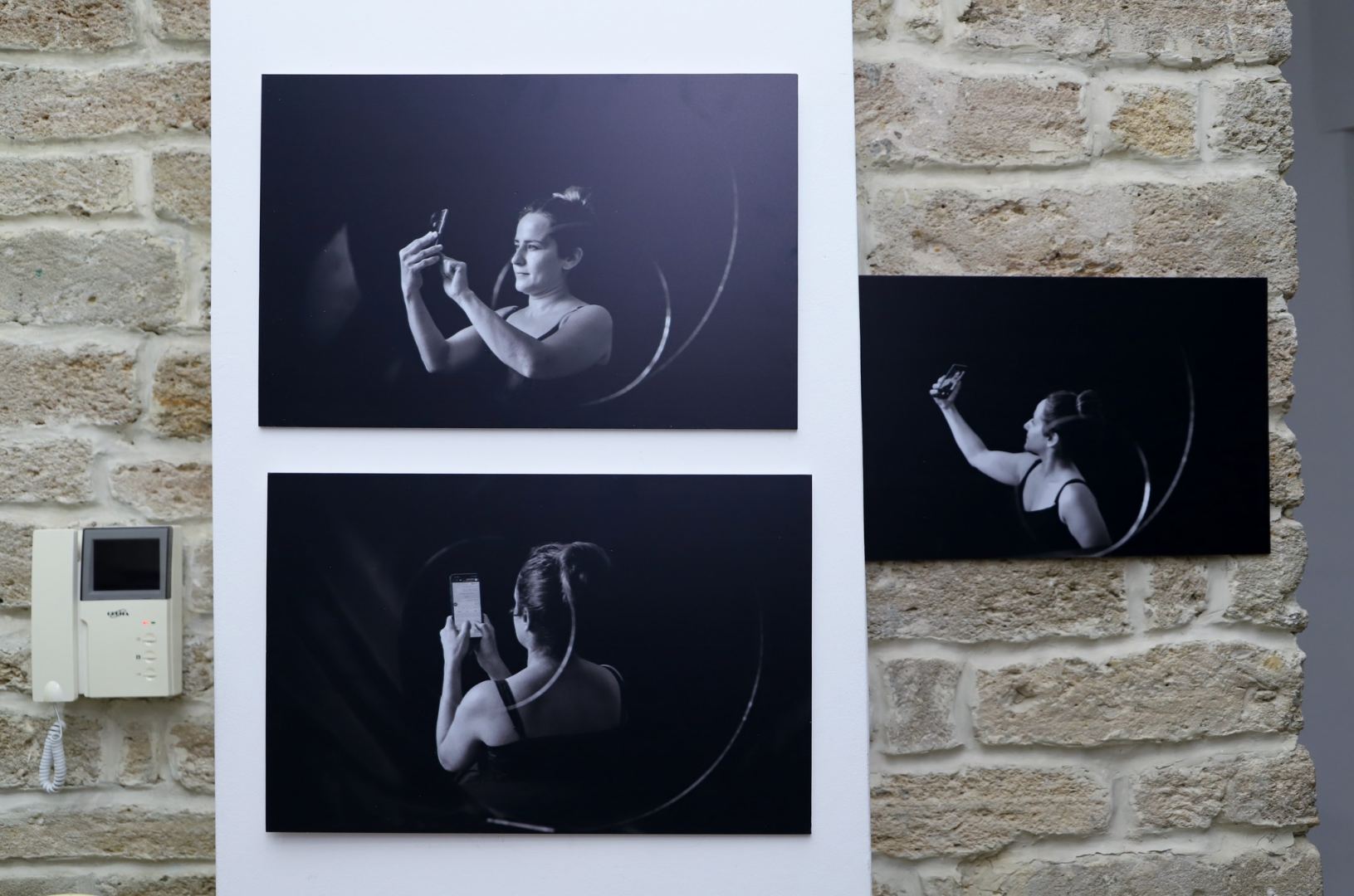 Зеркала, символизирующие путешествие во времени – выставка работ Хюльи Аккая в Баку (ФОТО)