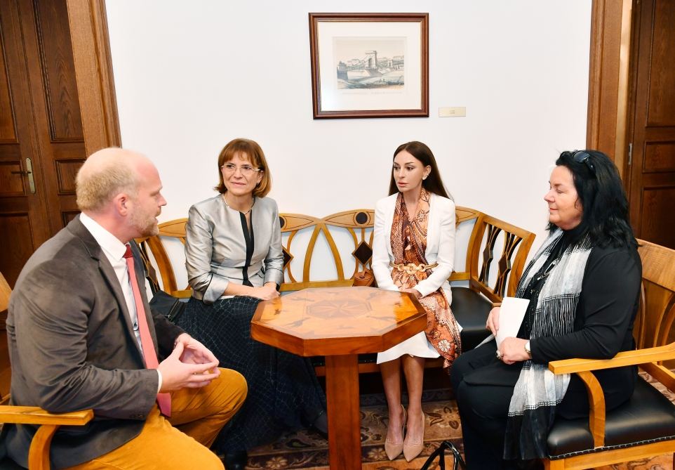 В Будапеште состоялась встреча Первой леди Мехрибан Алиевой с супругой премьер-министра Венгрии (ФОТО/ВИДЕО)