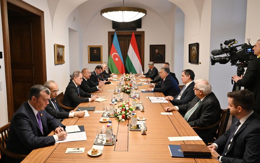 President Ilham Aliyev holds expanded meeting with Hungarian PM (PHOTO/VIDEO)