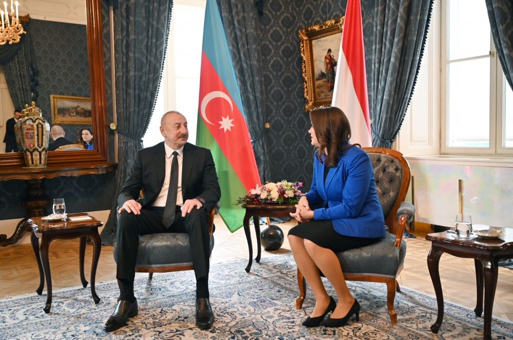 Presidents of Azerbaijan, Hungary hold on-on-one meeting (PHOTO/VIDEO)