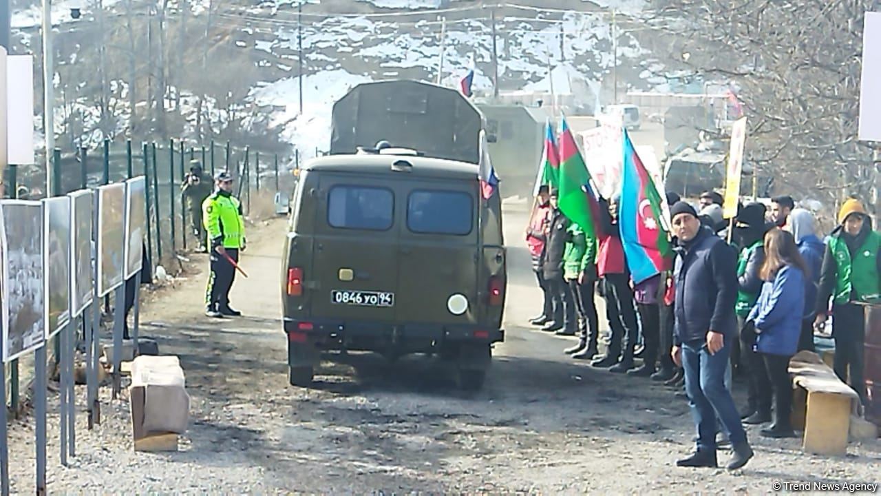 Sülhməramlılara aid daha 5 avtomobil Laçın yolundan keçib (FOTO)