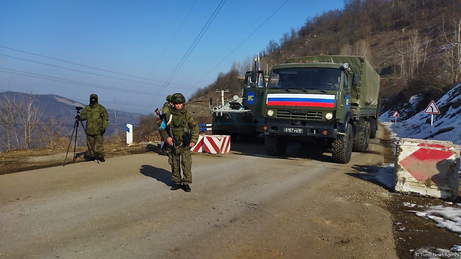 Four more vehicles of Russian peacekeepers pass freely along Azerbaijan's Lachin-Khankendi road (PHOTO)