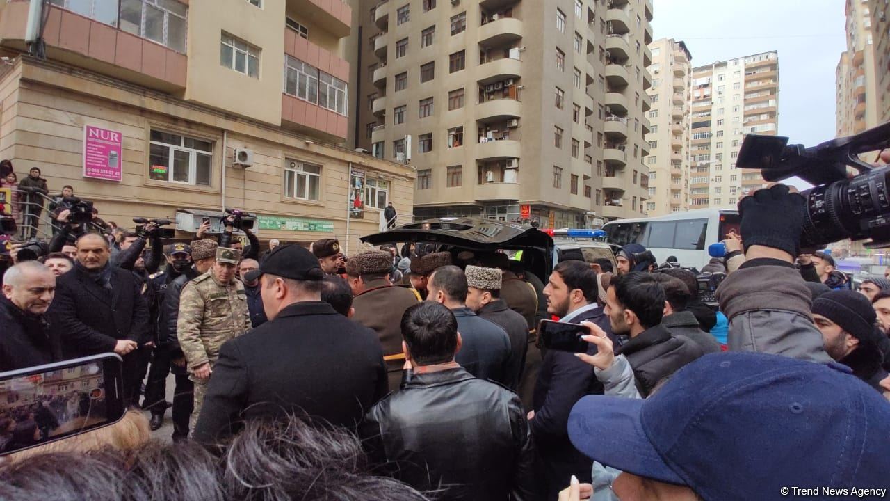 Orxan Əsgərovla vida mərasimi başa çatıb, cənazə İkinci Şəhidlər Xiyabanına yola salınıb (FOTO/VİDEO)