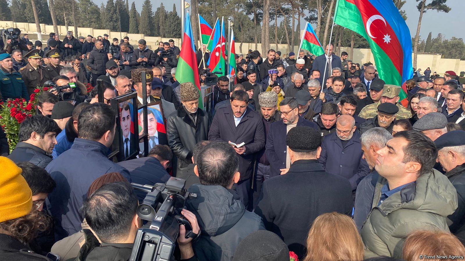 На похоронах Орхана Аскерова массовое скопление людей, пришедших попрощаться с шехидом (ФОТО/ВИДЕО)