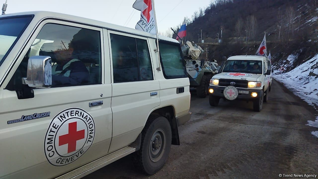 По Лачинской дороге проехала автоколонна Красного Креста (ФОТО)