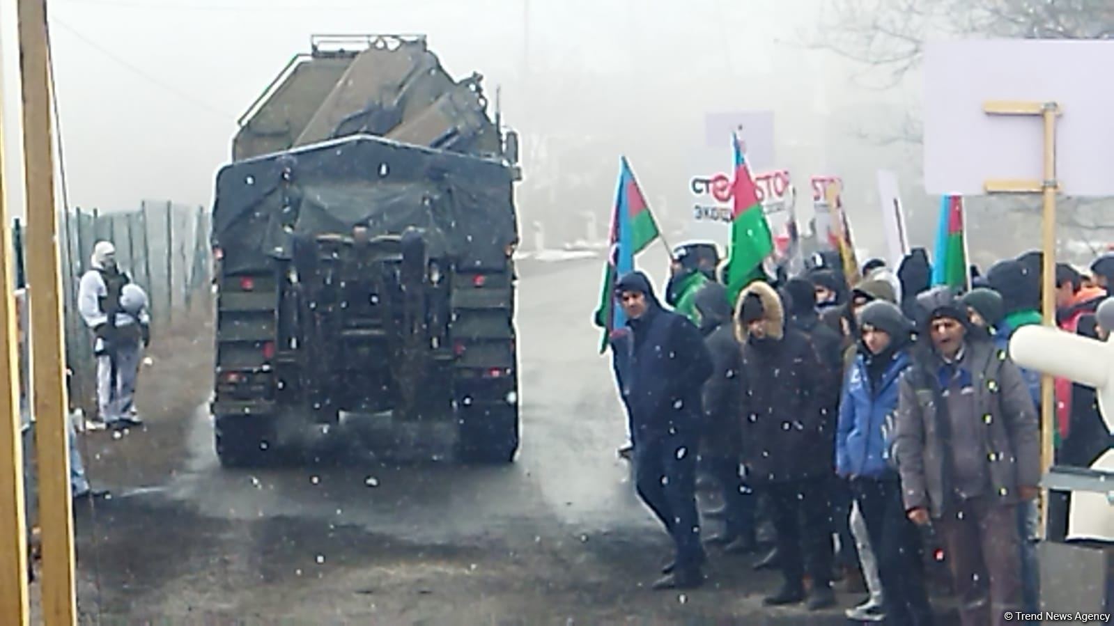 Russian peacekeepers' vehicles pass along Lachin-Khankendi road in both directions (PHOTO)