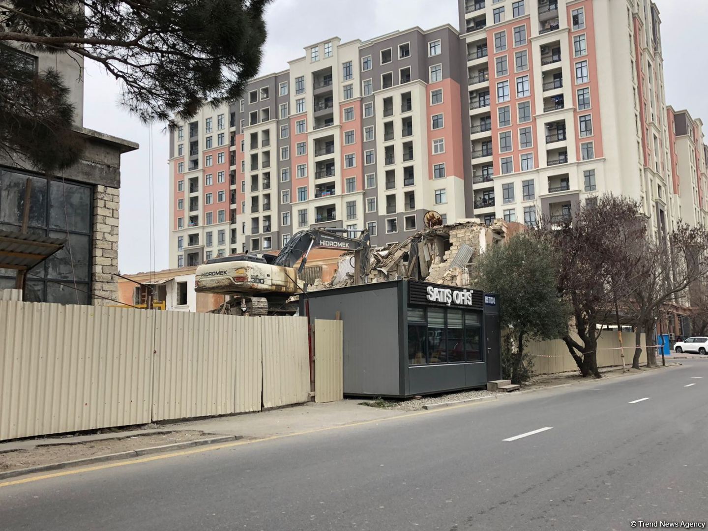В одном из районов Баку сносится непригодный для проживания дом (ФОТО)