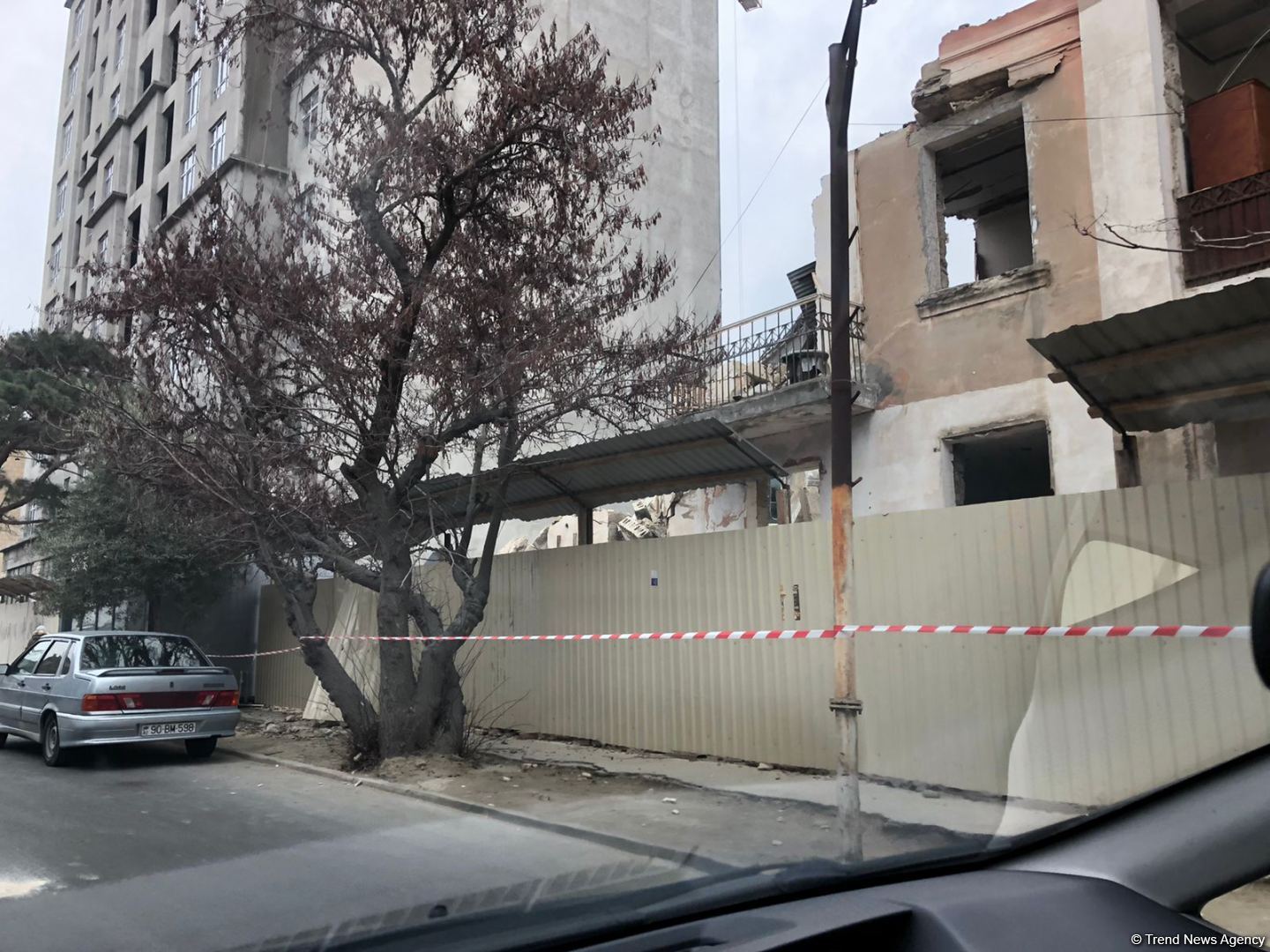 В одном из районов Баку сносится непригодный для проживания дом (ФОТО)