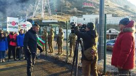 Акцию на Лачинской дороге освещают сотрудники чешского телевидения (ФОТО)
