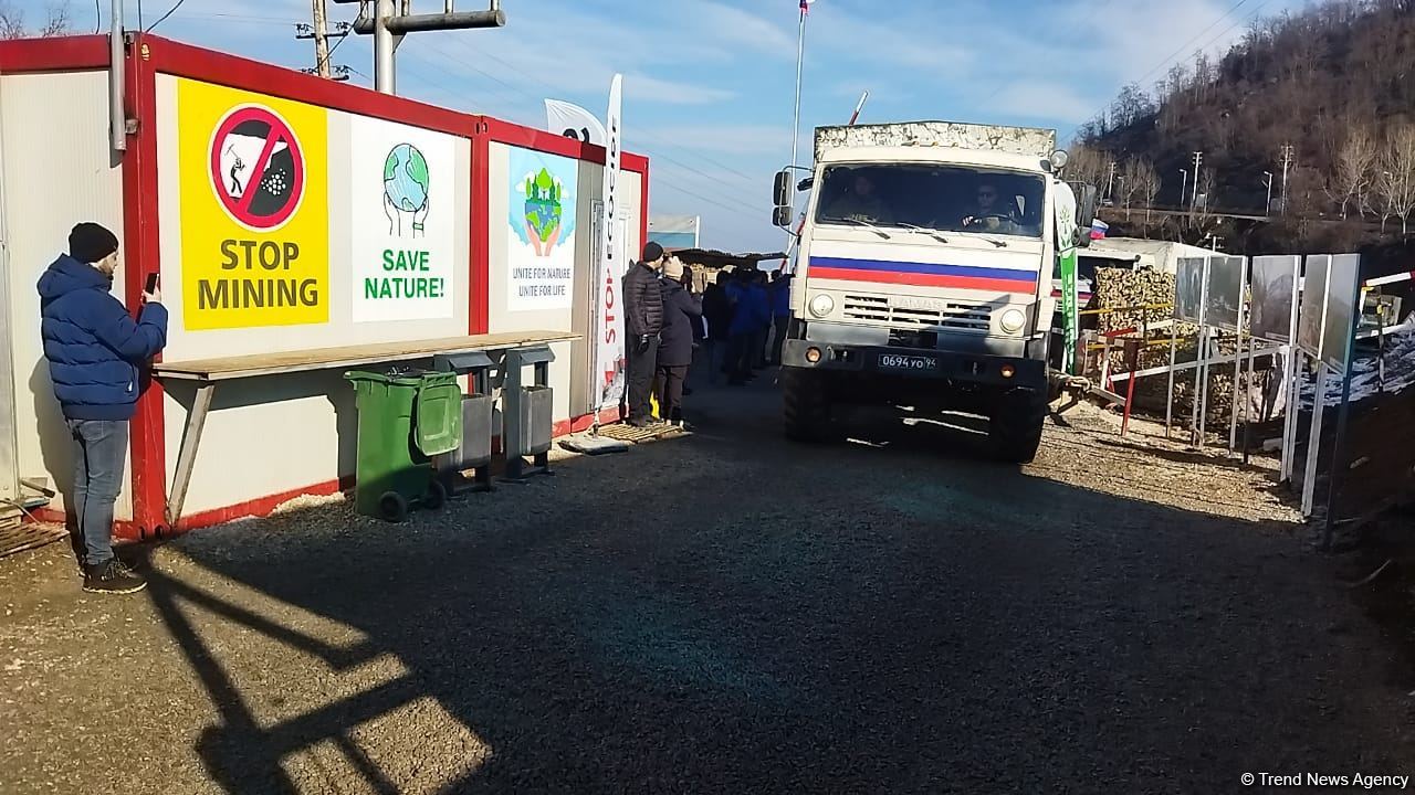 Rusiya sülhməramlılarına aid daha 16 avtomobil Laçın yolundan keçib (FOTO)