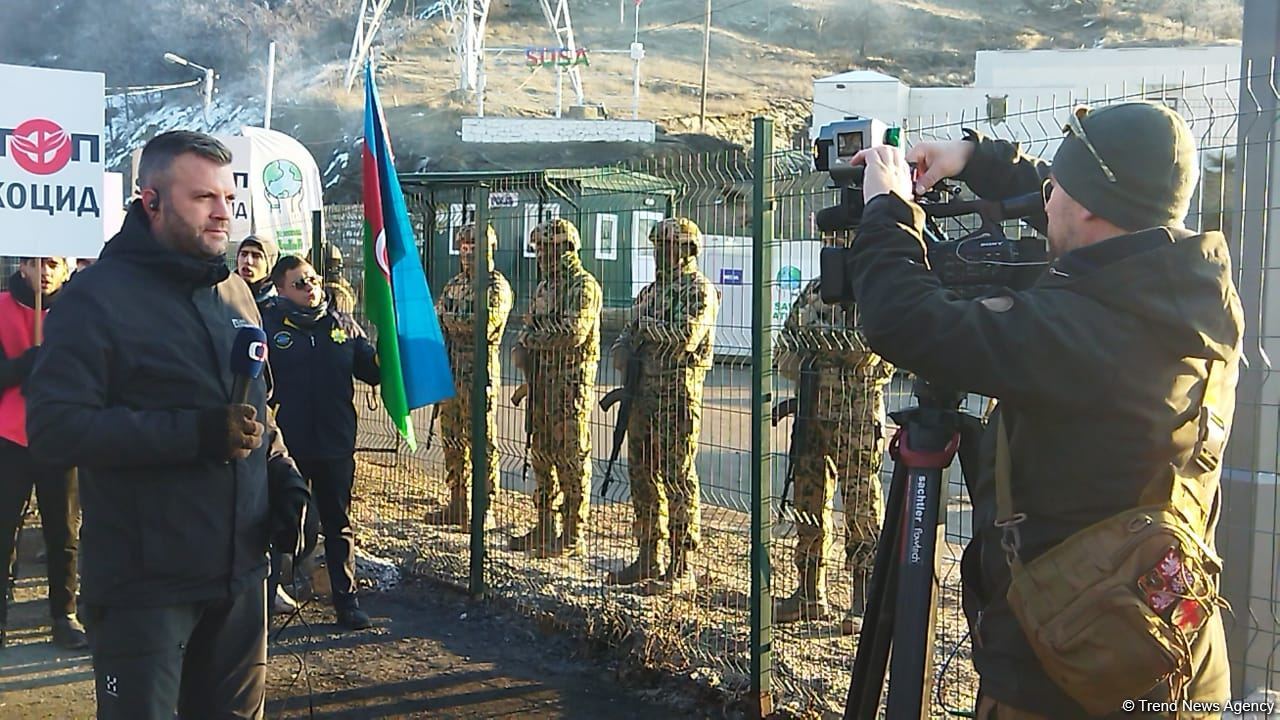 Laçın yolundakı aksiyanı Çexiya televiziyasının əməkdaşları da işıqlandırırlar (FOTO)