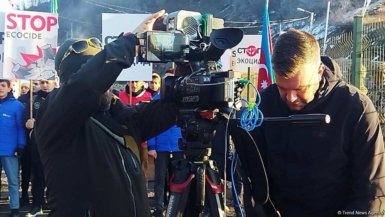 Czech Television covering peaceful protest on Azerbaijan's Lachin-Khankendi road (PHOTO)