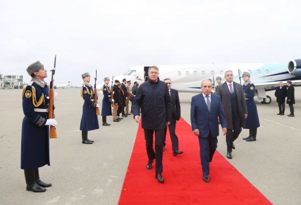 Президент Румынии Клаус Йоханнис прибыл с официальным визитом в Азербайджан (ФОТО)