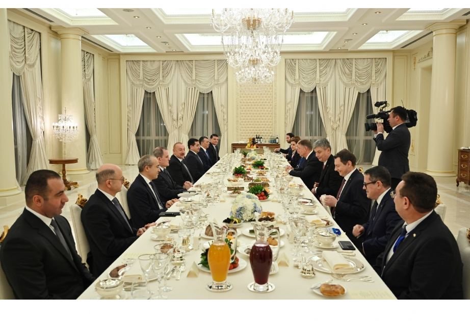 President Ilham Aliyev hosts official reception in honor of President of Romania (VIDEO)