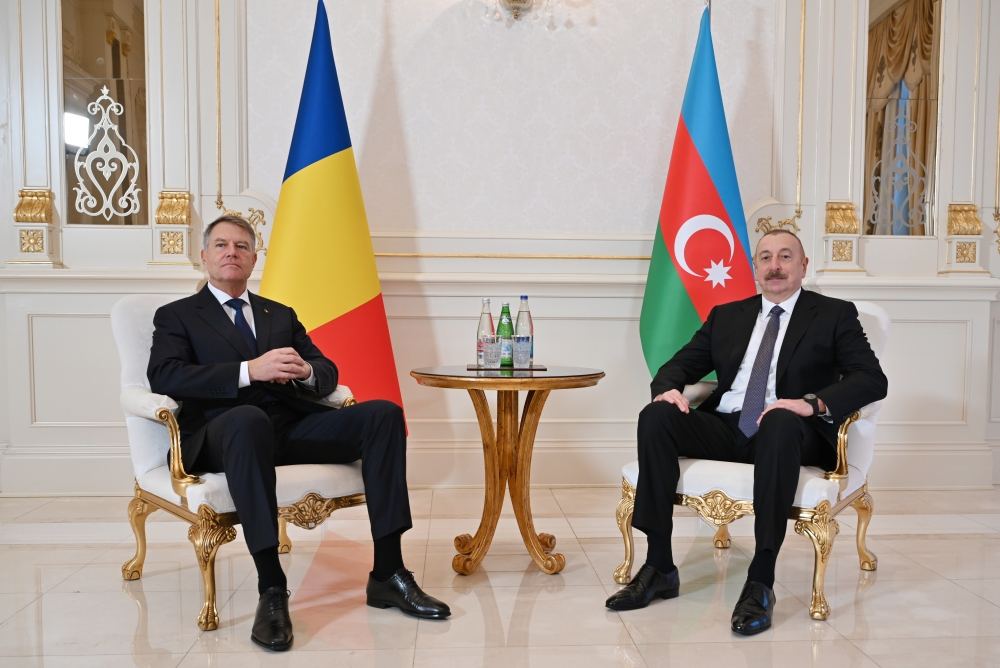 President Ilham Aliyev holds one-on-one meeting with President of Romania (PHOTO/VIDEO)