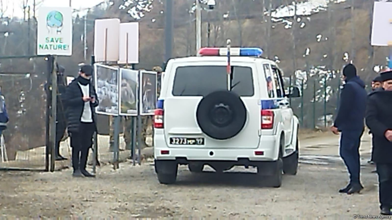 Five more vehicles of Russian peacekeepers pass freely along Azerbaijan's Lachin-Khankendi road (PHOTO)