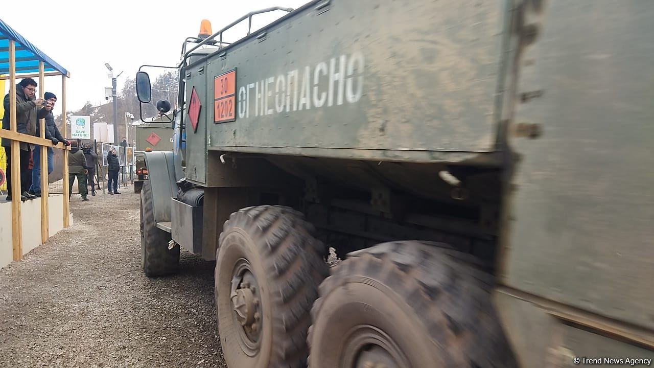 Trucks of Russian peacekeepers pass freely along Azerbaijan's Lachin-Khankendi road (PHOTO)