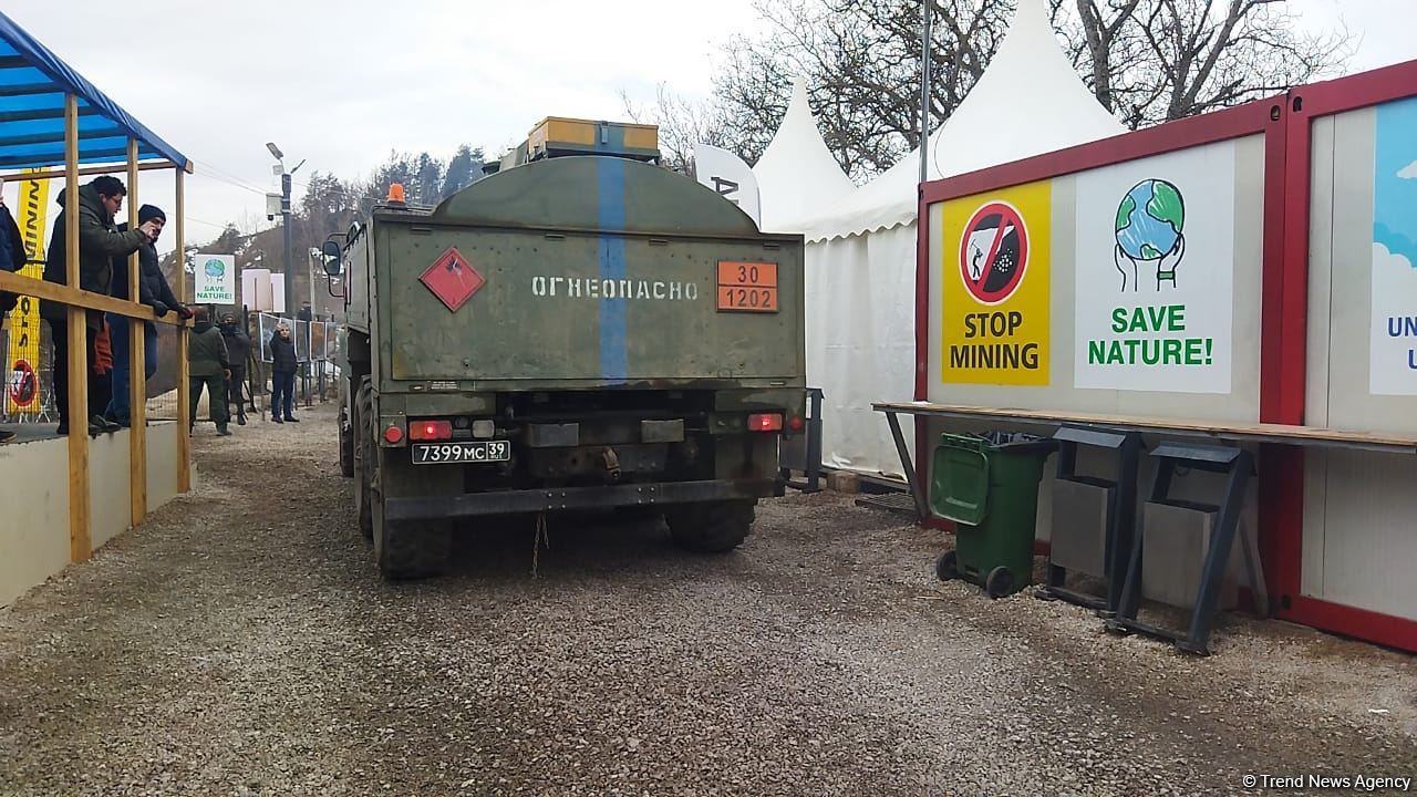 Six supply vehicles of Russian peacekeepers pass freely along Azerbaijan's Lachin-Khankendi road (PHOTO)
