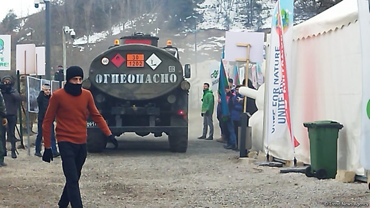 Six supply vehicles of Russian peacekeepers pass freely along Azerbaijan's Lachin-Khankendi road (PHOTO)