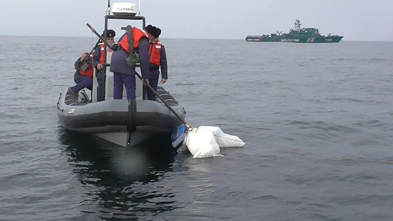 В Каспийском море обнаружены мешки с наркотиками (ФОТО)