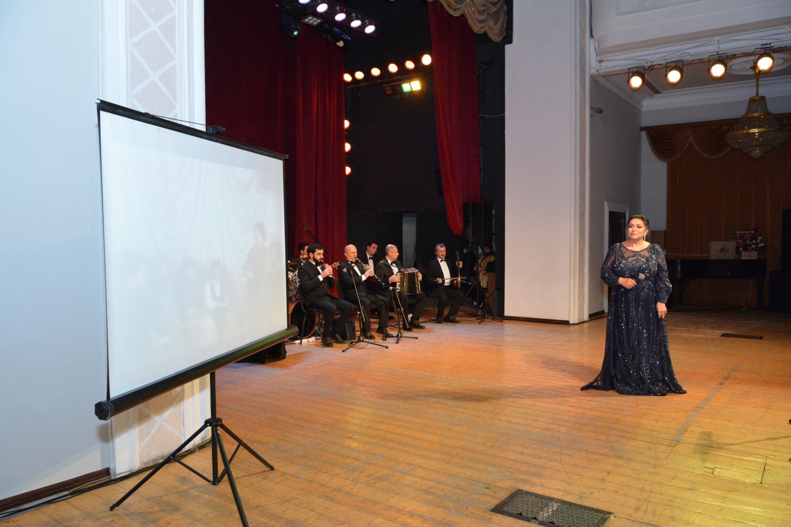 После многолетнего перерыва Фируза Ибадова выступила с соло-концертом (ФОТО)