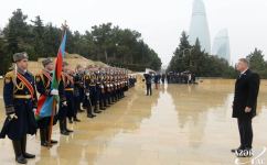 Romanian President Klaus Iohannis visits Alley of Martyrs in Baku (PHOTO)