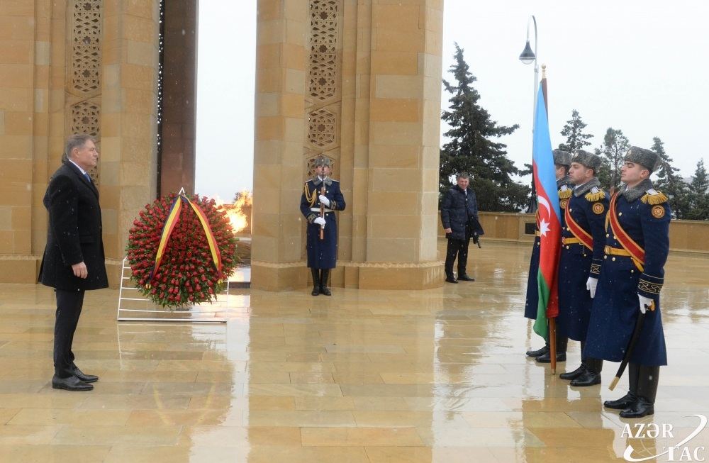Президент Румынии Клаус Йоханнис посетил Аллею шехидов (ФОТО)