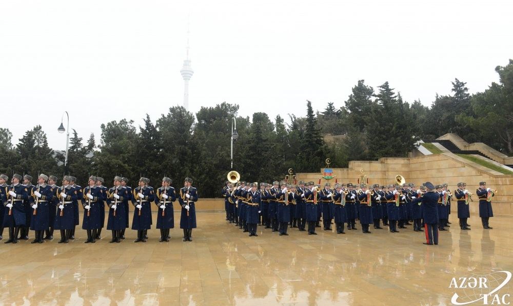 Romanian President Klaus Iohannis visits Alley of Martyrs in Baku (PHOTO)