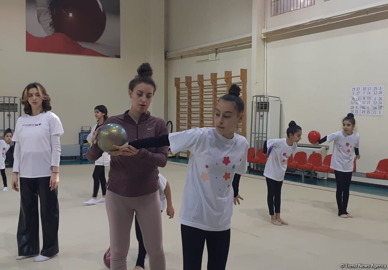 Известная болгарская гимнастка Катрин Тасева проводит в Баку мастер-класс (ФОТО)