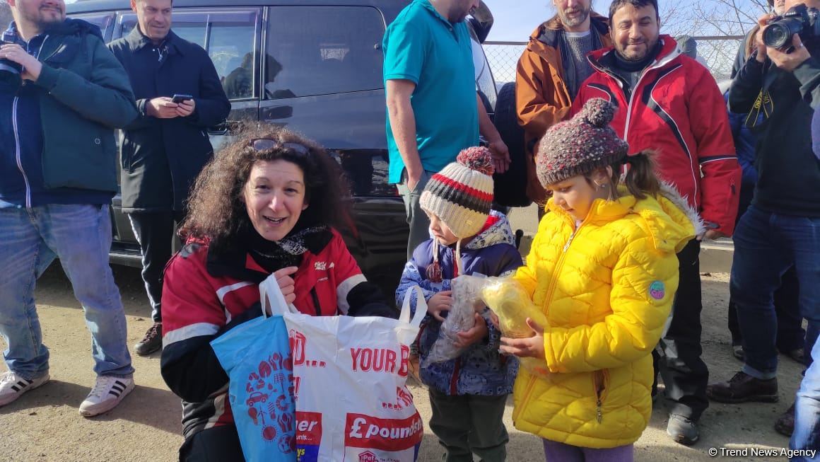 Международные путешественники вручили подарки детям в Шуше (ФОТО)