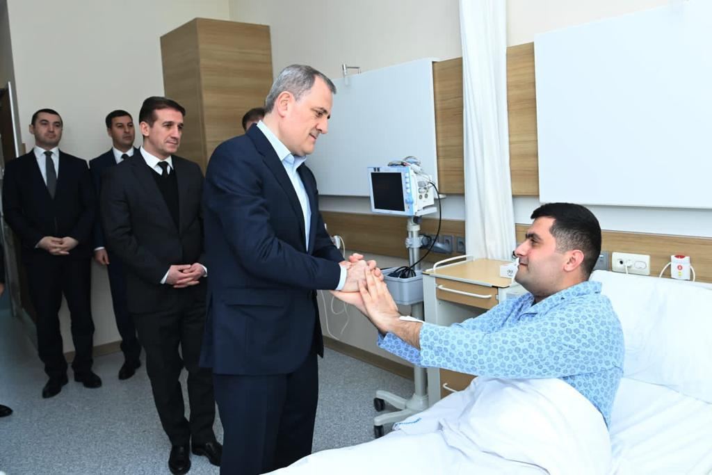 Джейхун Байрамов посетил раненых в результате теракта в посольстве Азербайджана в Тегеране (ФОТО)