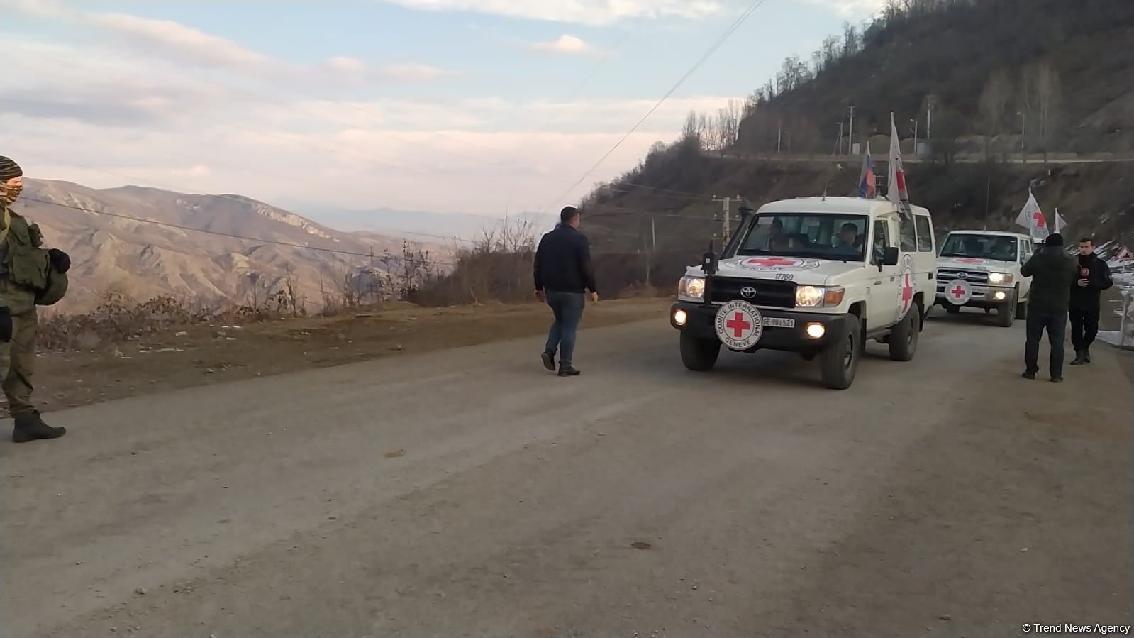 BQXK-ya məxsus avtomobillər yenidən Laçın yolundan keçib (FOTO)