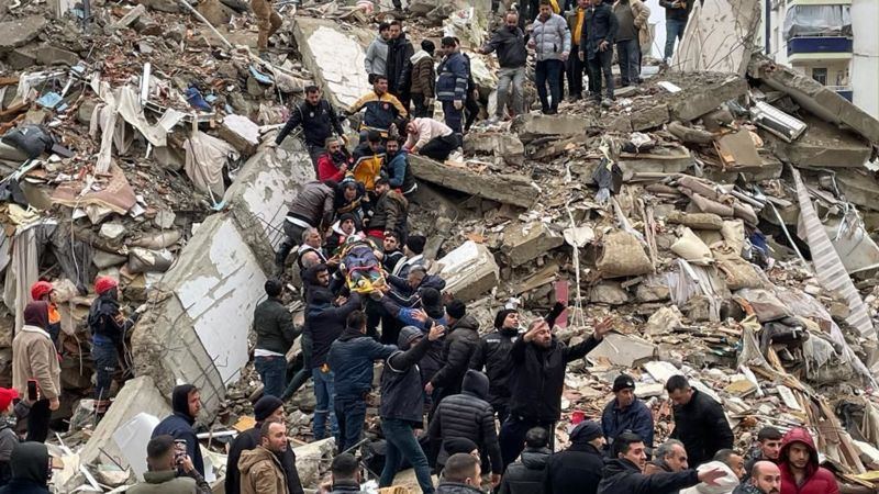 Число погибших в результате землетрясения в Турции выросло до 7108 человек (ВИДЕО)
