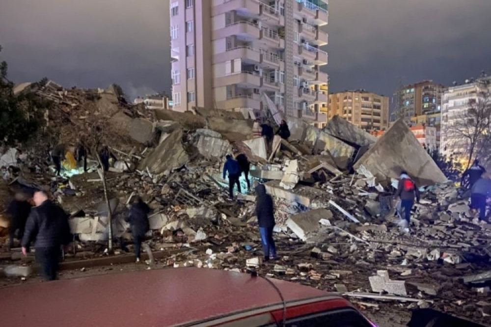 В Турции произошло землетрясение магнитудой 7,4 (Обновлено) (ФОТО) (ВИДЕО)