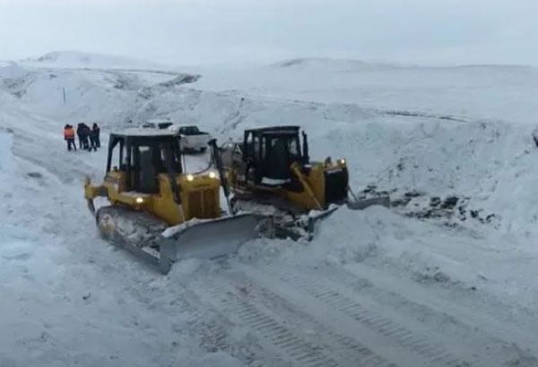 В Кяльбаджарском и Лачинском районах дороги очищаются от снега (ВИДЕО)