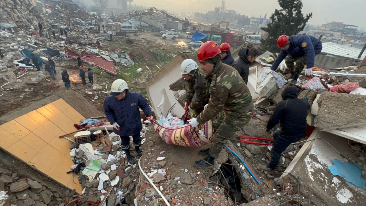 Азербайджанские спасатели ведут поисковые операции в зоне землетрясения (ФОТО/ВИДЕО)