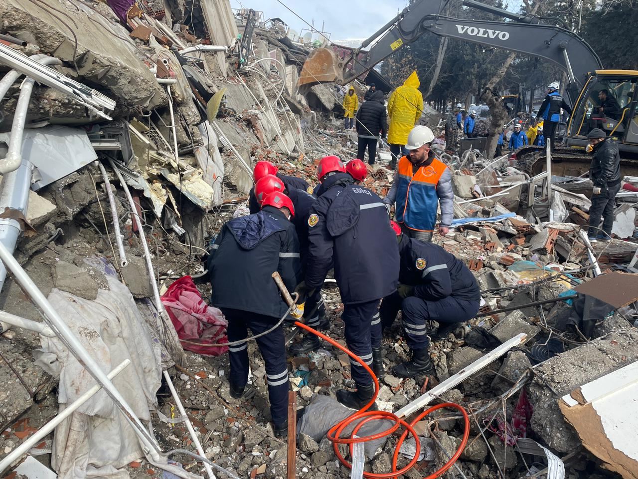Azerbaijani rescuers pull from rubble 3 people in earthquake-hit Türkiye (PHOTO)