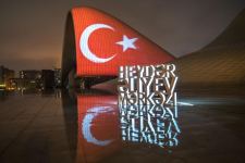 Heydər Əliyev Mərkəzinin binası Türkiyənin Dövlət bayrağı rəngində işıqlandırılıb (FOTO/VİDEO)