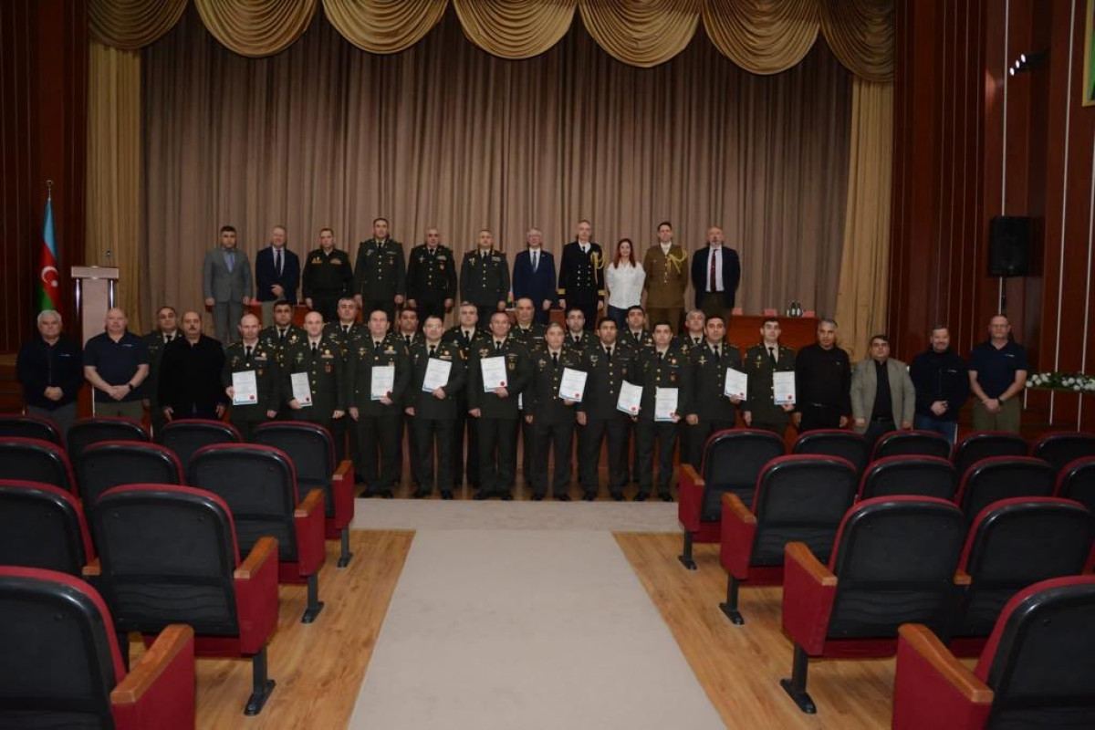 Азербайджанские военнослужащие завершили курсы минобороны Великобритании (ФОТО)