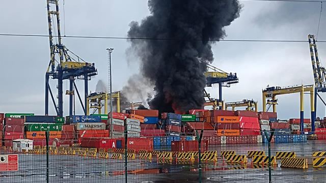 İskəndərun limanında zəlzələ nəticəsində aşan konteynerlər yanır