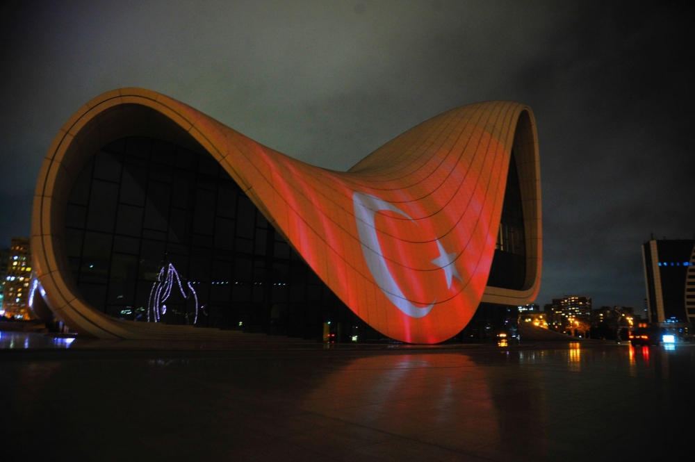 Здание Центра Гейдара Алиева подсвечено цветами флага Турции (ФОТО/ВИДЕО)