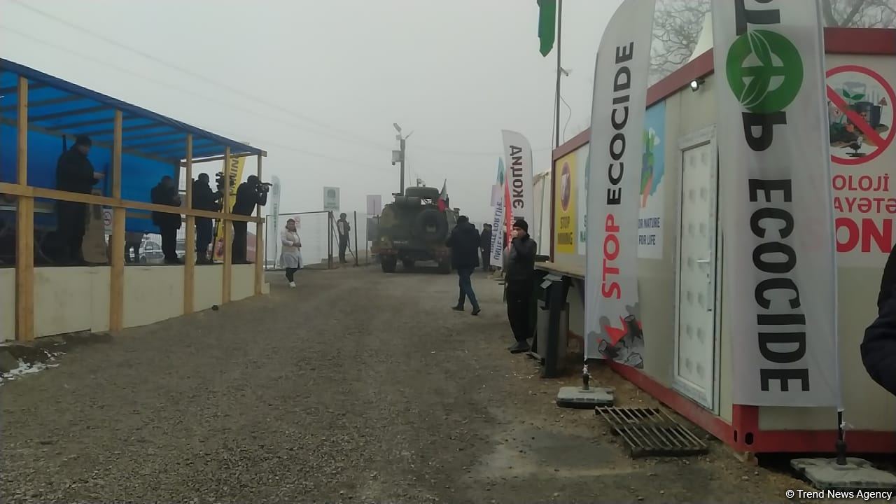 Vehicles of Russian peacekeepers move along Azerbaijan's Lachin-Khankendi road (PHOTO)