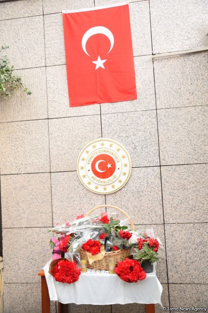 Azerbaijani citizens honor memory of victims of earthquake in Türkiye (PHOTO/VIDEO)