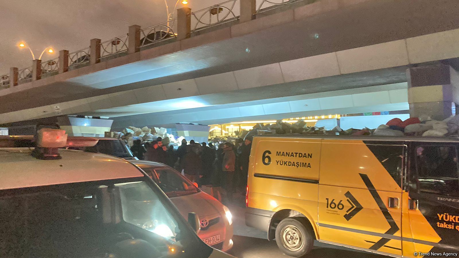 Azerbaijanis continue collecting humanitarian aid for Türkiye at night hours (PHOTO/VIDEO)