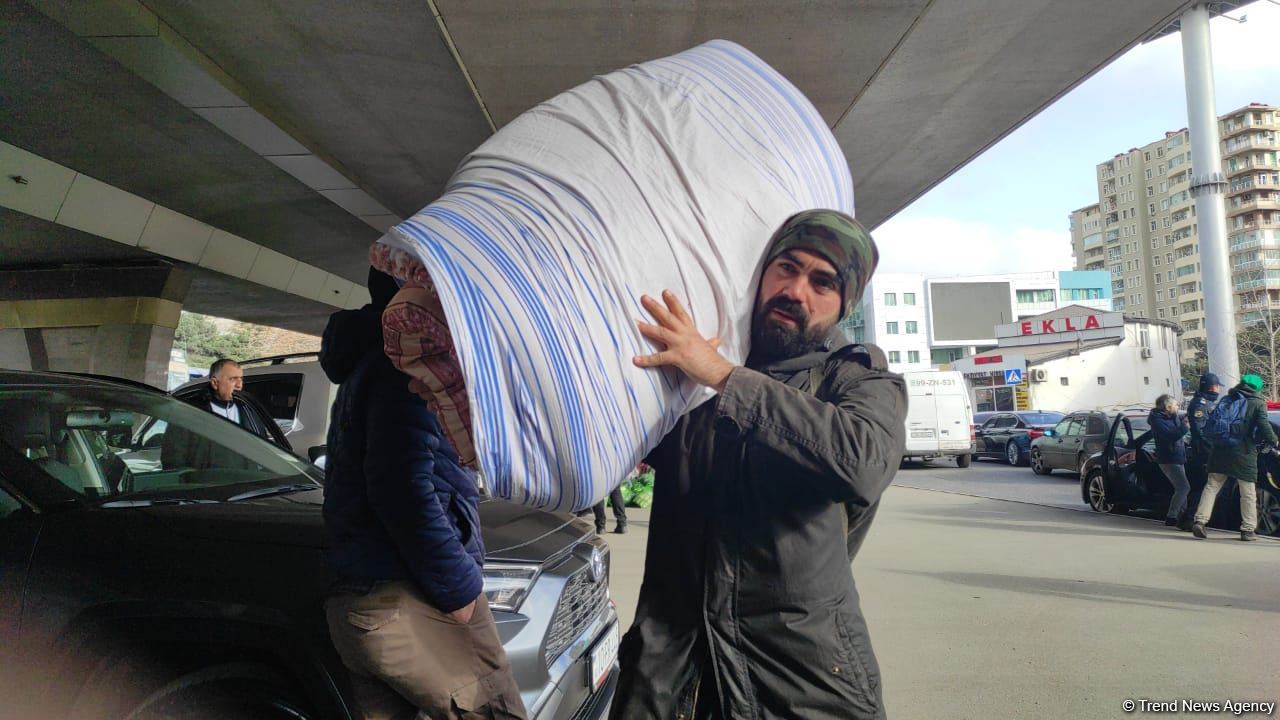 Azərbaycanlılar Türkiyəyə yardım üçün toplama məntəqəsinə axın edirlər (FOTO/VİDEO)