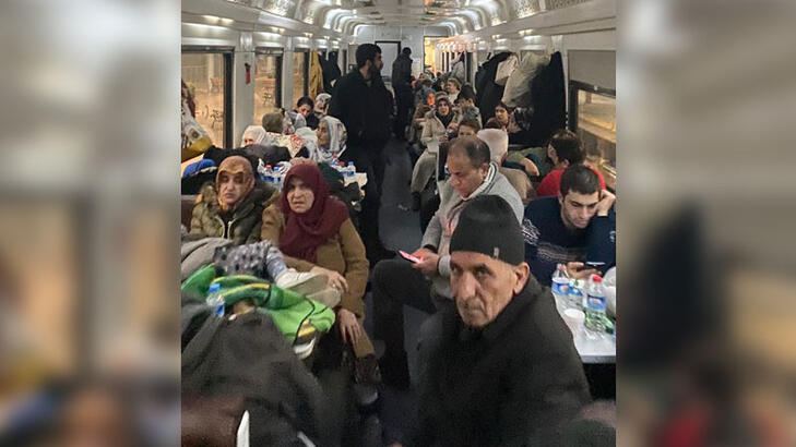Часть пострадавших от землетрясения в Турции, размещены в вагонах