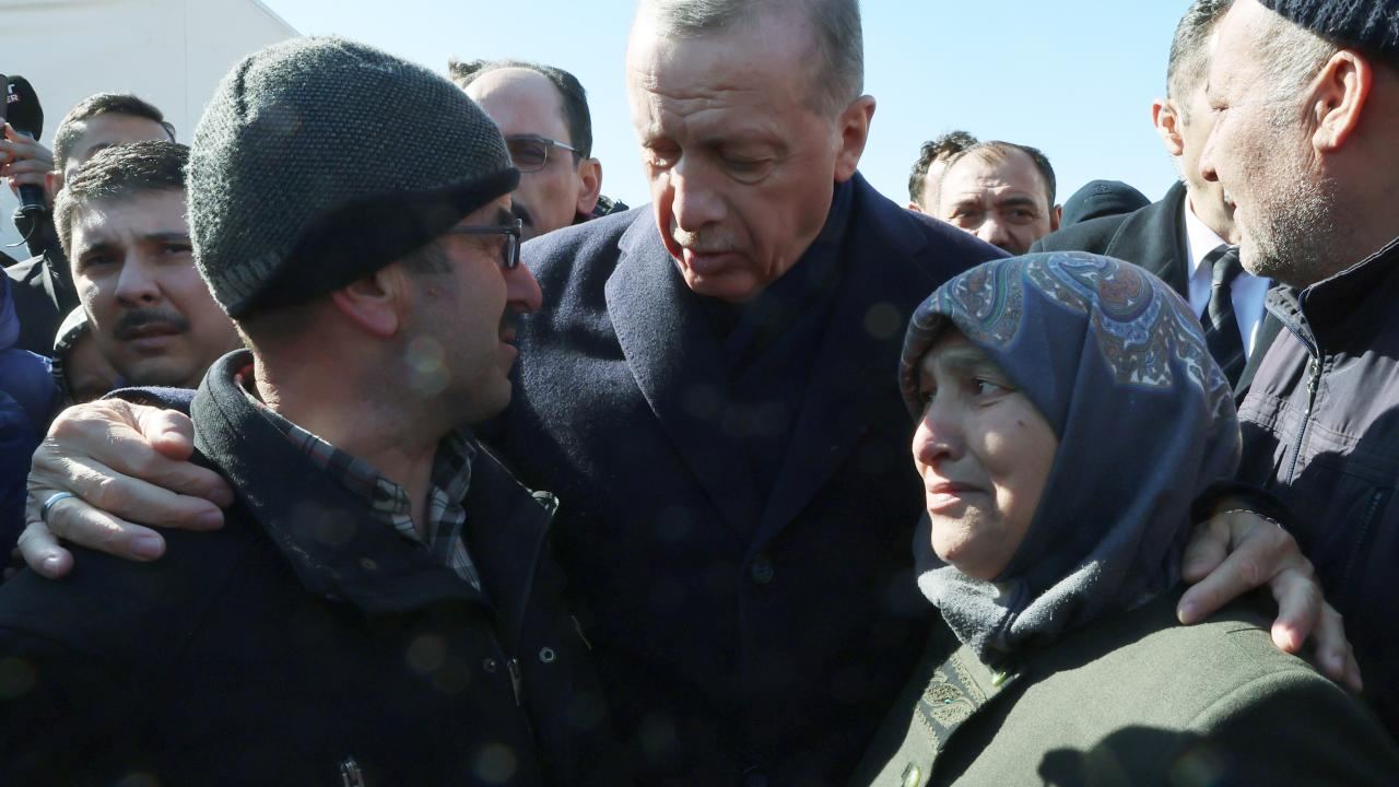 Эрдоган встретился с пострадавшими от землетрясения (ФОТО)