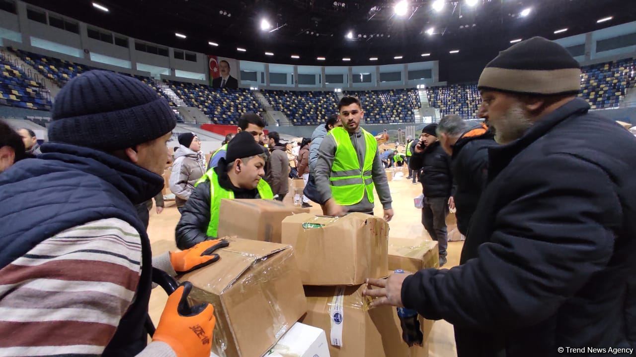 Azerbaijanis flock to aid collection point for quake-hit Türkiye (VIDEO)